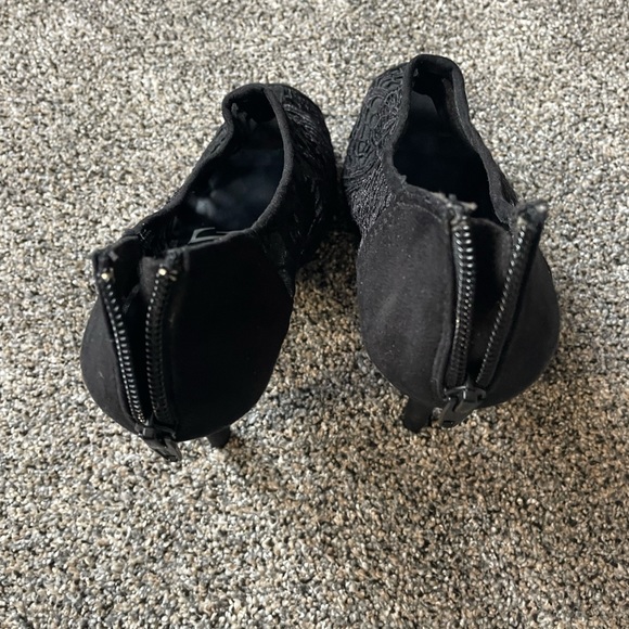 Elle Lace Platform Pumps - Picture 7 of 9